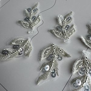1ピースウェディングブライダルレースアップリケエッジベールドロップヘアコームフラワーレースとパールチャペルヘアアクセサリー