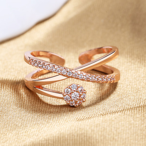 Anello aperto regolabile con Design di nicchia in oro rosa femminile X motivo floreale anello da dito con zircone 18K con placcatura netta moda rossa - Product Image 3