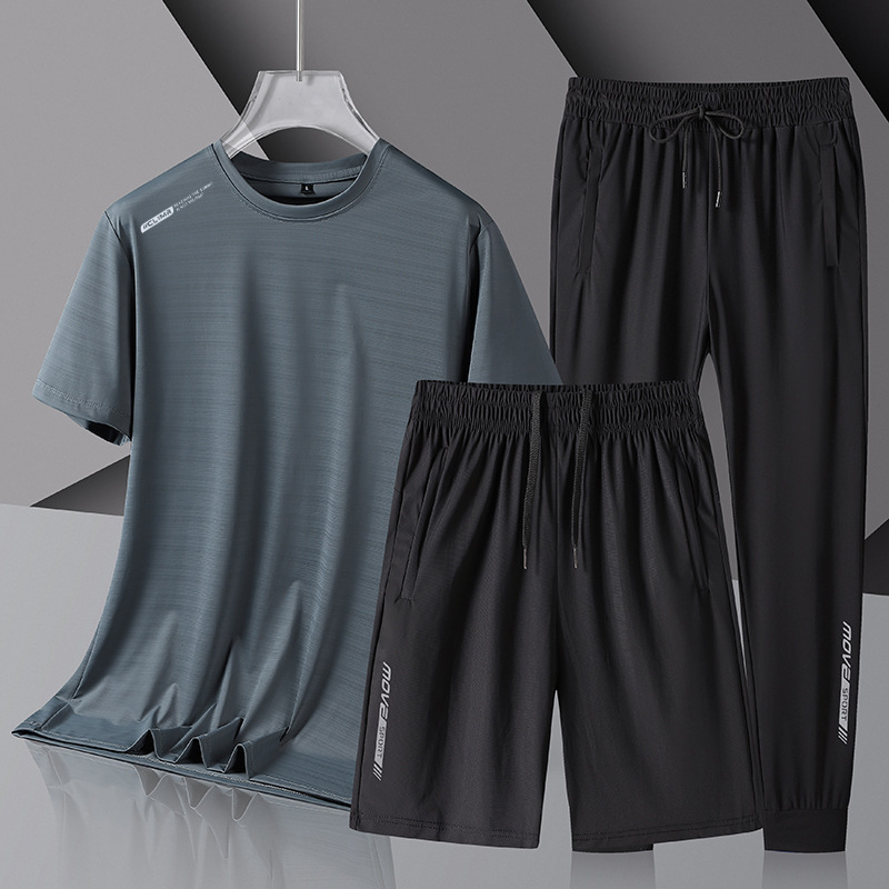 Traje gris oscuro con perneras.