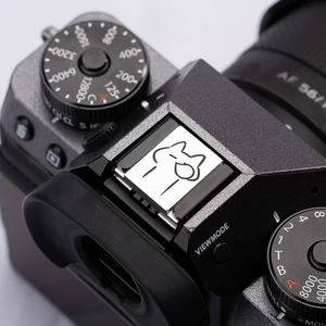 索尼A7C2 A6400尼康X52 ZF富士XT5 X100V佳能R50V <span class=keywords><strong>Lumix</strong></span> S9可定制相机配件相机金属热鞋套