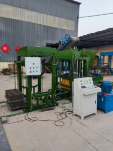 Una máquina de moldeado de bloques de cemento y fabricación de ladrillos completamente automática controlada por PLC rentable Máquina de fabricación de bloques - Product Image 4