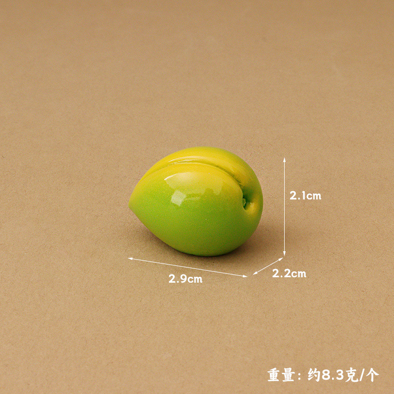 Une petite prune verte
