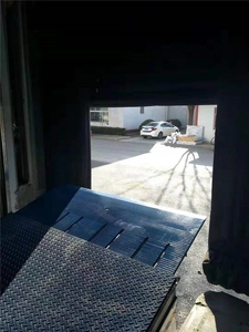 Rampa de muelle de carga Nivelador de muelle eléctrico telescópico con labio retráctil adecuado para una bahía de carga de mayor alcance - Product Image 2