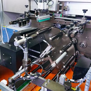 Высокоскоростная автоматическая линия для трафаретной печати с двумя печатающими головками и УФ-отверждения для трубок/шприцев/труб - Product Image 5