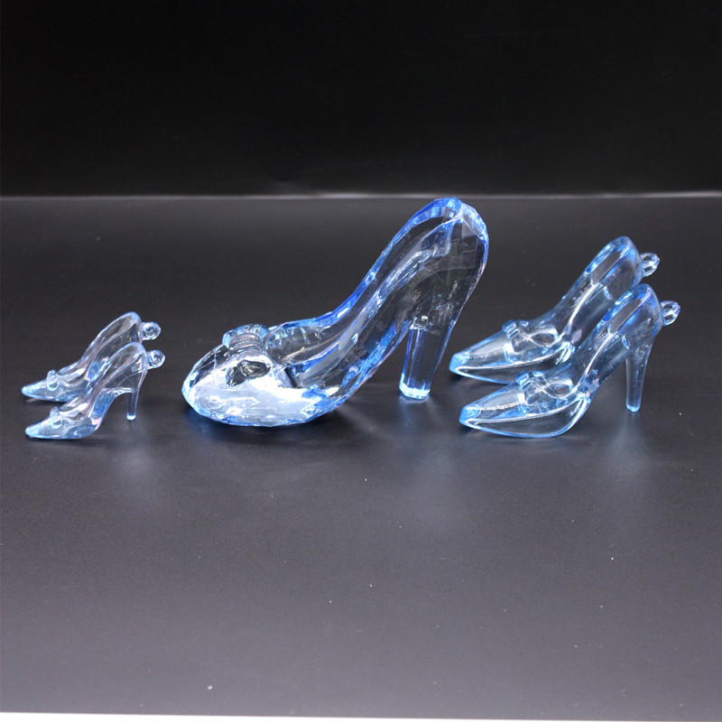 Une chaussure bleu clair de 11 cm est livrée avec une chaussure gratuite de 7 cm ou 5 cm.