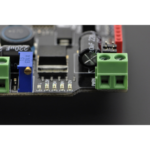 Robotun güç kaynağı için uygun Arduino yığılmış ayarlanabilir voltaj regülatör modülü ile uyumludur.