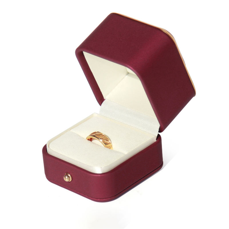 Boîte de bague rouge