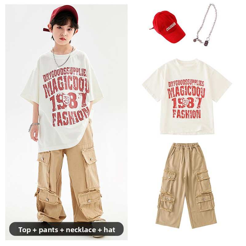T-shirt blanc à manches courtes + pantalon kaki + casquette rouge + collier
