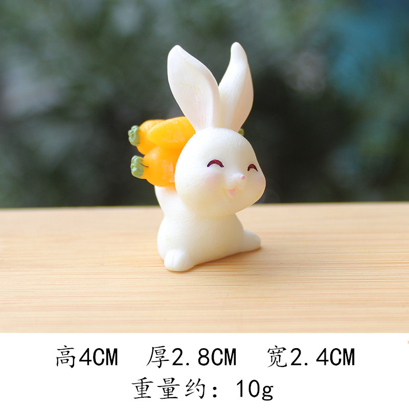 Lapin aux longues oreilles portant des carottes