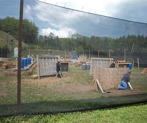 Yırtılmaya dayanıklı siyah Paintball alan netleştirme 6x100 3x100 siyah/yeşil plastik örgü/açık için büyük şişme arena