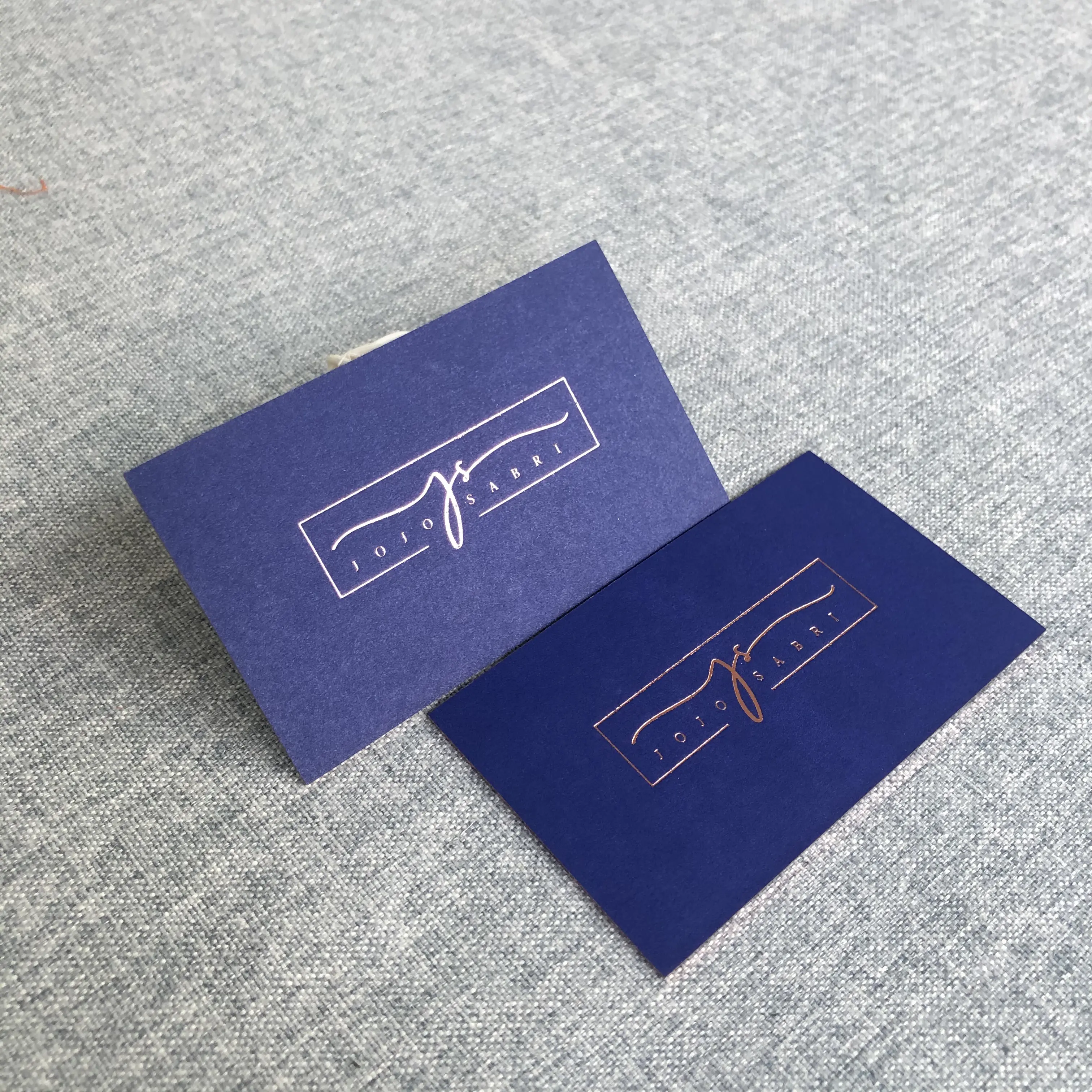 Tarjetas de visita de color azul marino, tarjetas de visita personalizadas con diseño de lámina de oro rosa para negocios pequeños con su logotipo
