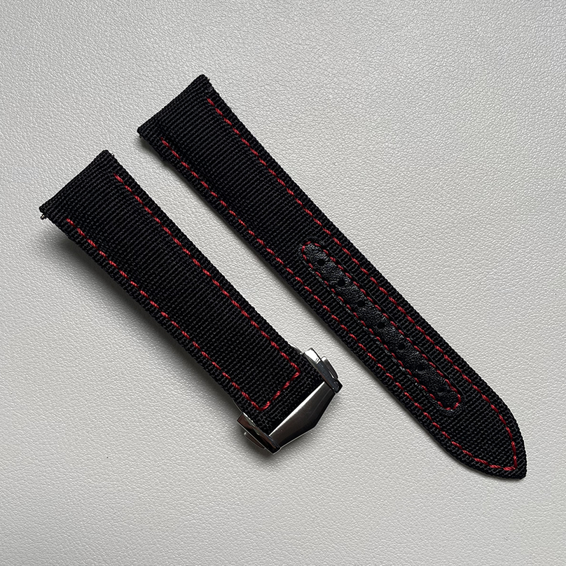 Noir avec surpiqûres rouges