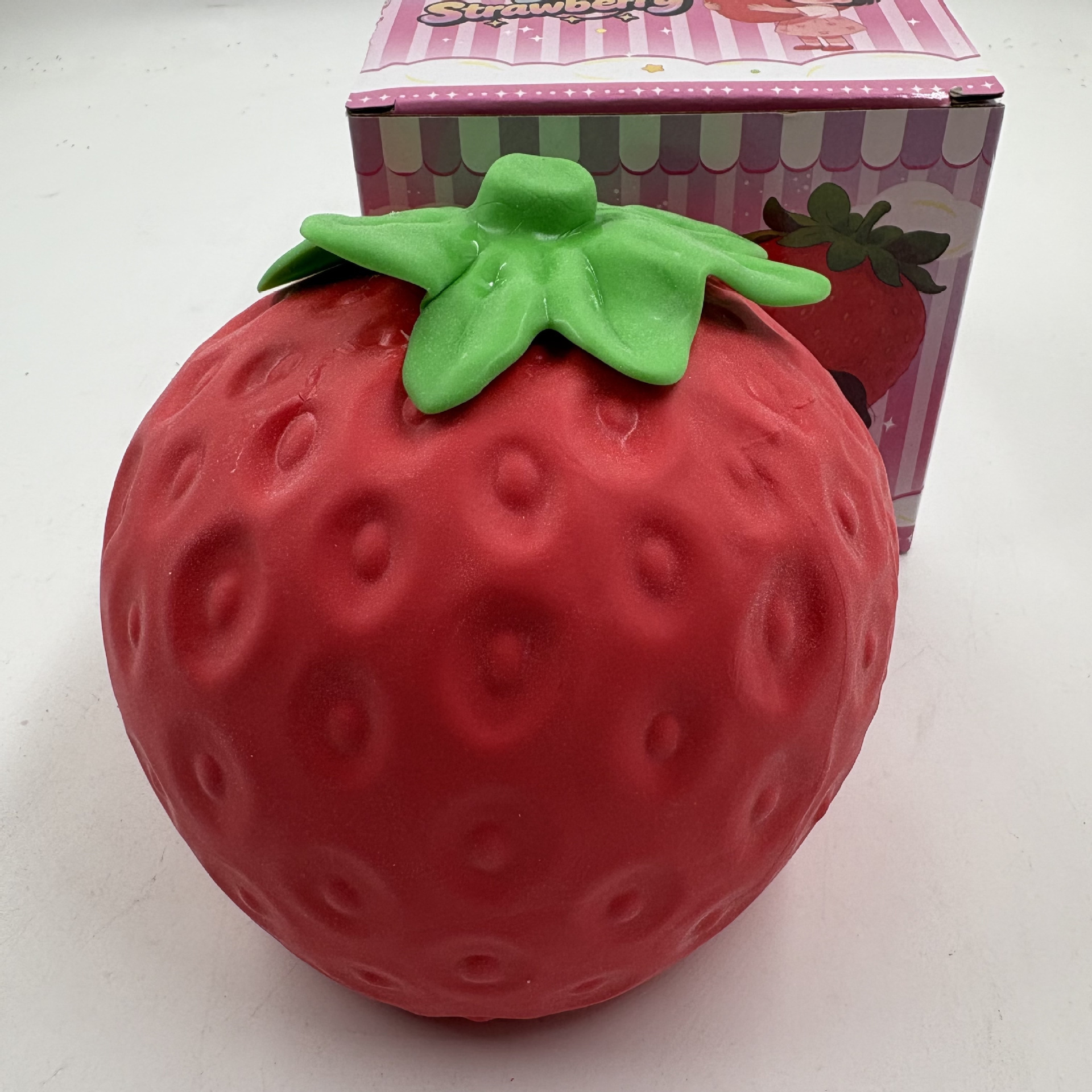 Fraise réaliste de grande taille