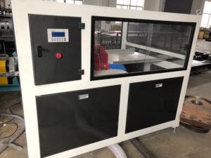 塑料单螺杆设计核心部件电机齿轮箱的3D聚氯乙烯木塑墙板栅栏型材挤出机制造机