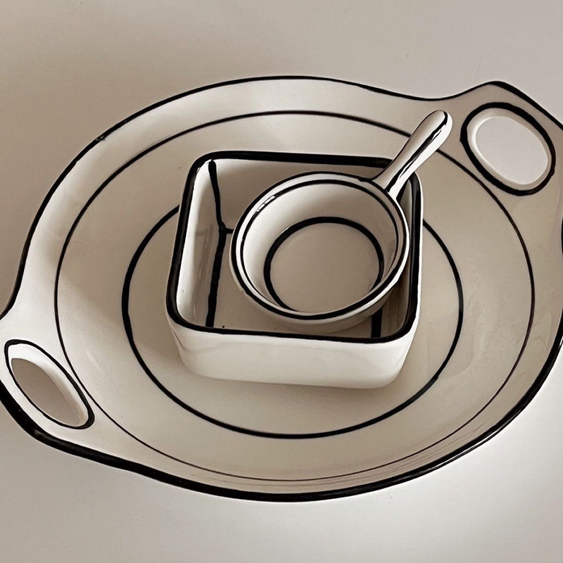 Plat avec poignée