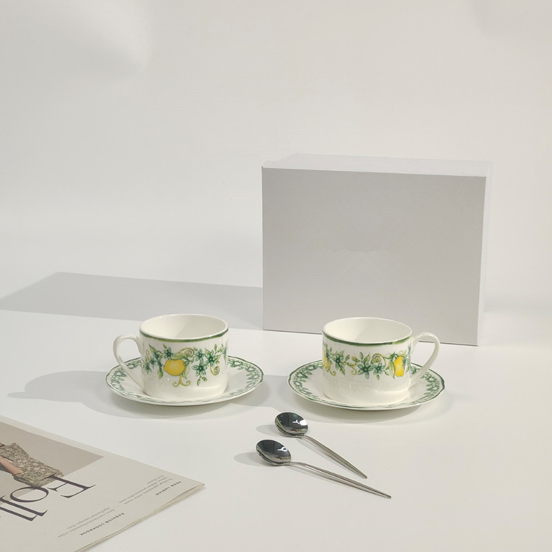 2 tasses 2 soucoupes 2 cuillères