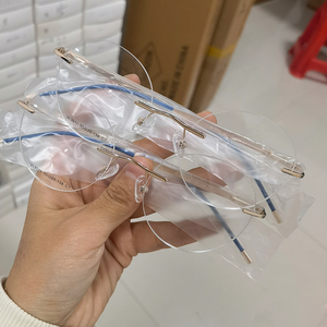 工場高品質カスタマイズ超軽量リムレス老眼鏡アルミテンプルIPメッキ男性ビジネスアイグラスフレーム - Product Image 4