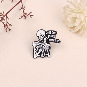 Cuốn sách đọc Bộ Xương Gothic màu đen và trắng Kỳ Quặc với 'chỉ một thêm'. Lý tưởng cho những người yêu thích phong cách mọt sách và Goth. - Product Image 2