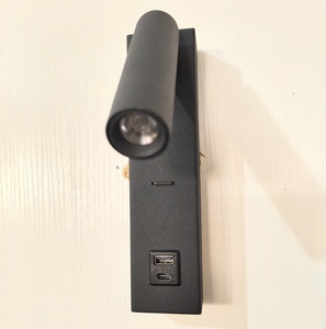 费尔菲尔德酒店客房特大床房一张特大床床头板阅读灯，带USB a型充电端口