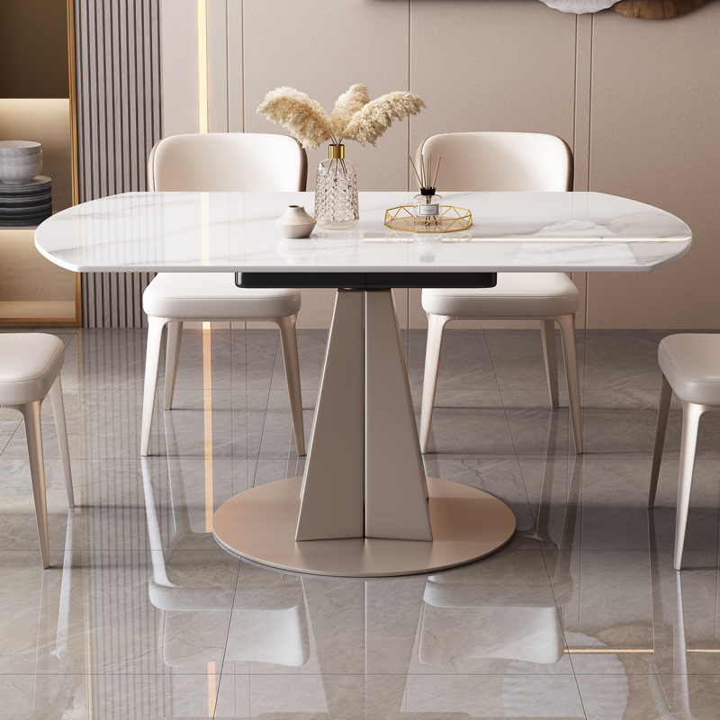 Una mesa con cuatro sillas