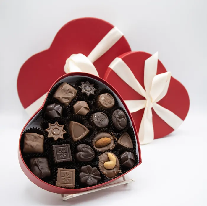 Embalagem de chocolate gourmet personalizada sortida caixa de papelão Kraft caixa de presente de luxo em forma de coração vermelho para o Dia dos Namorados