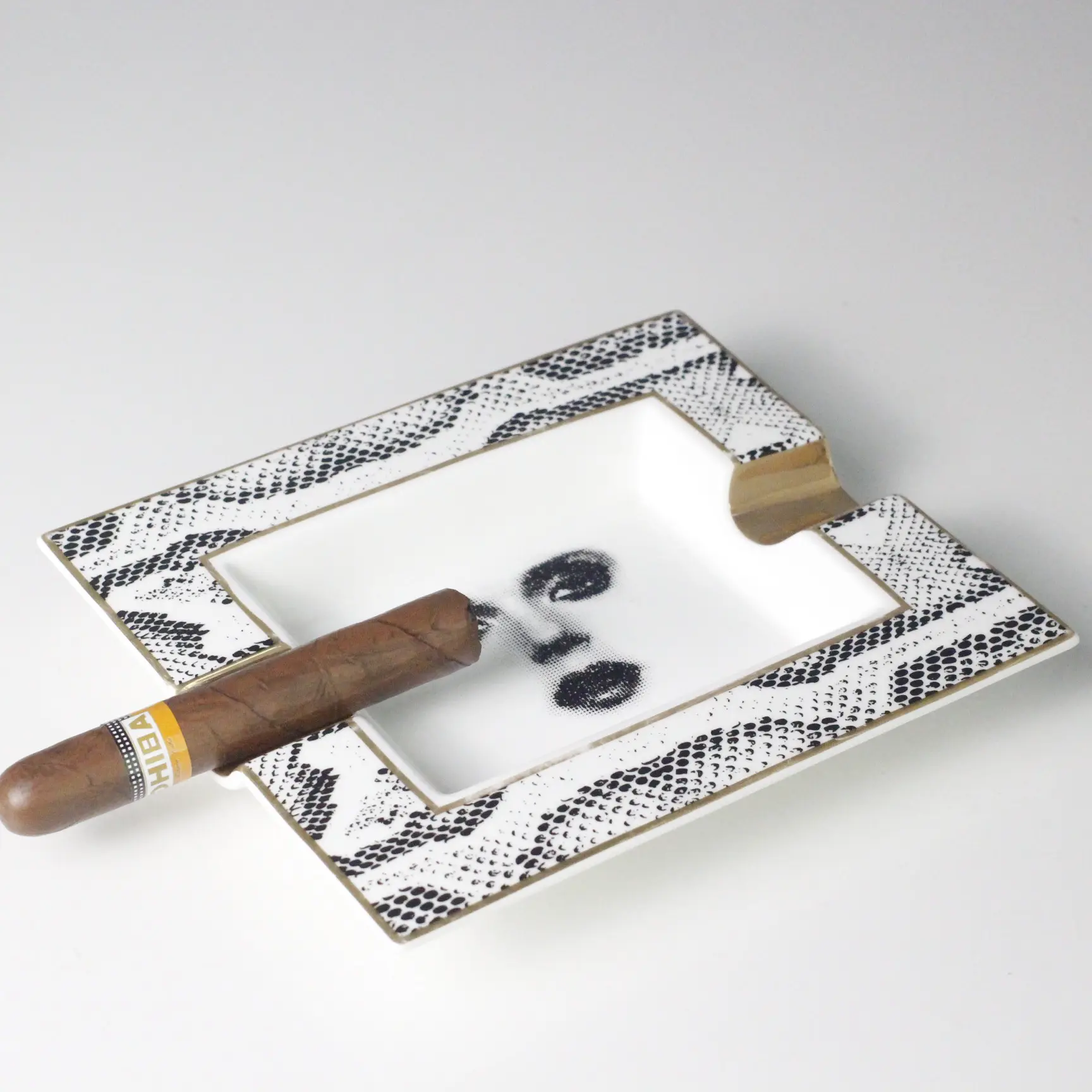 Cenicero de cerámica para cigarros, diseño de lujo, soporte para accesorios para cigarros, logotipo de color personalizado, dorado para caja de regalo, tienda para fumar