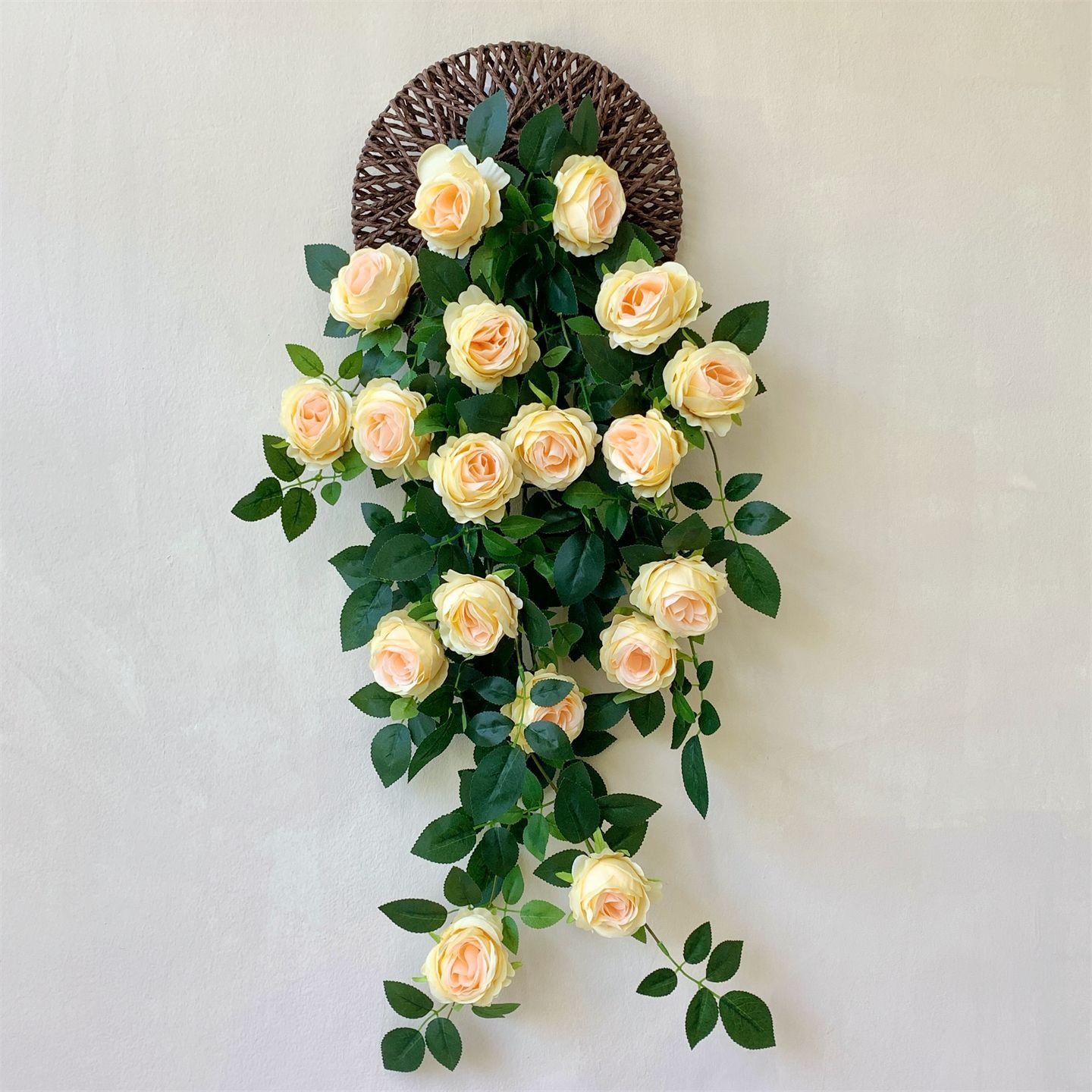 Un bouquet de champagne et un panier frisbee