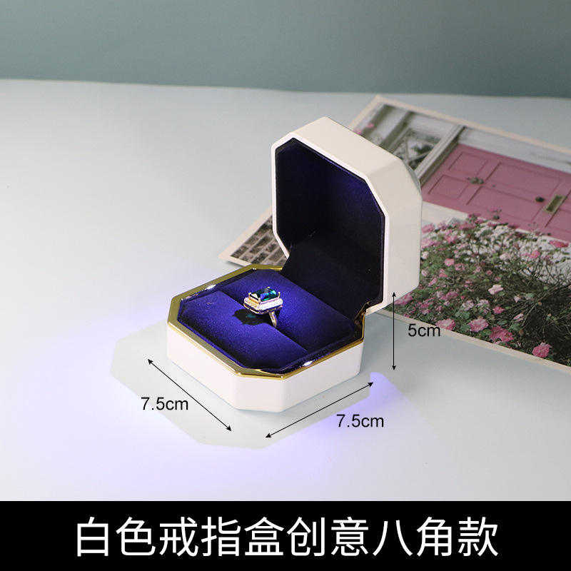 Boîte à bagues blanche octogonale lumière bleue