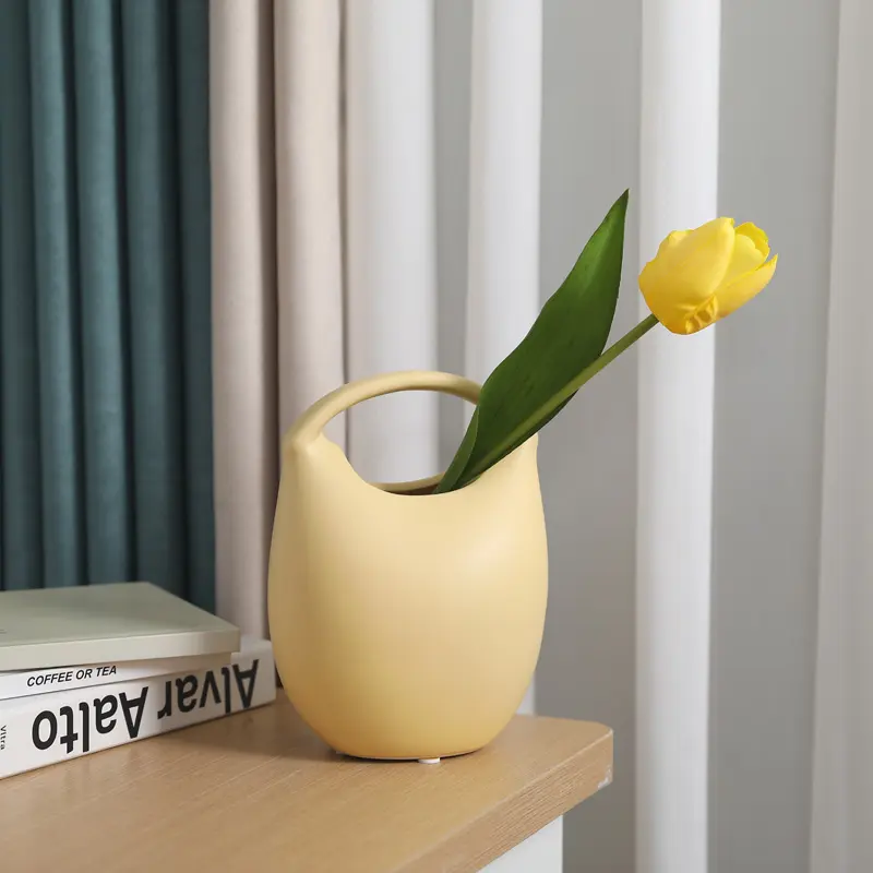 Venta al por mayor bolso creativo florero cerámica minimalista arreglo floral escritorio bastante único bolso hecho a mano florero para decoración del hogar