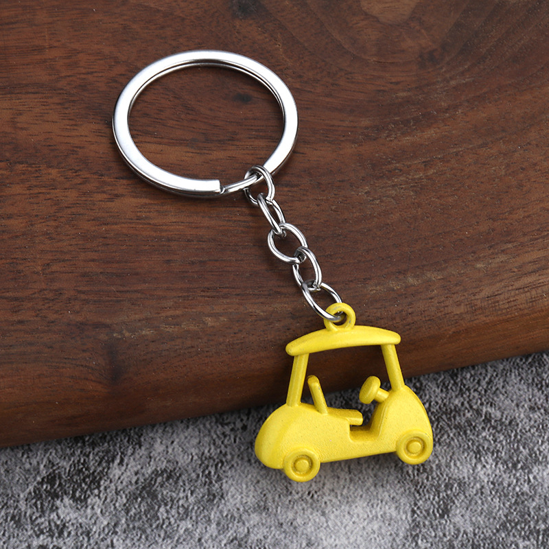 Carrito de golf amarillo