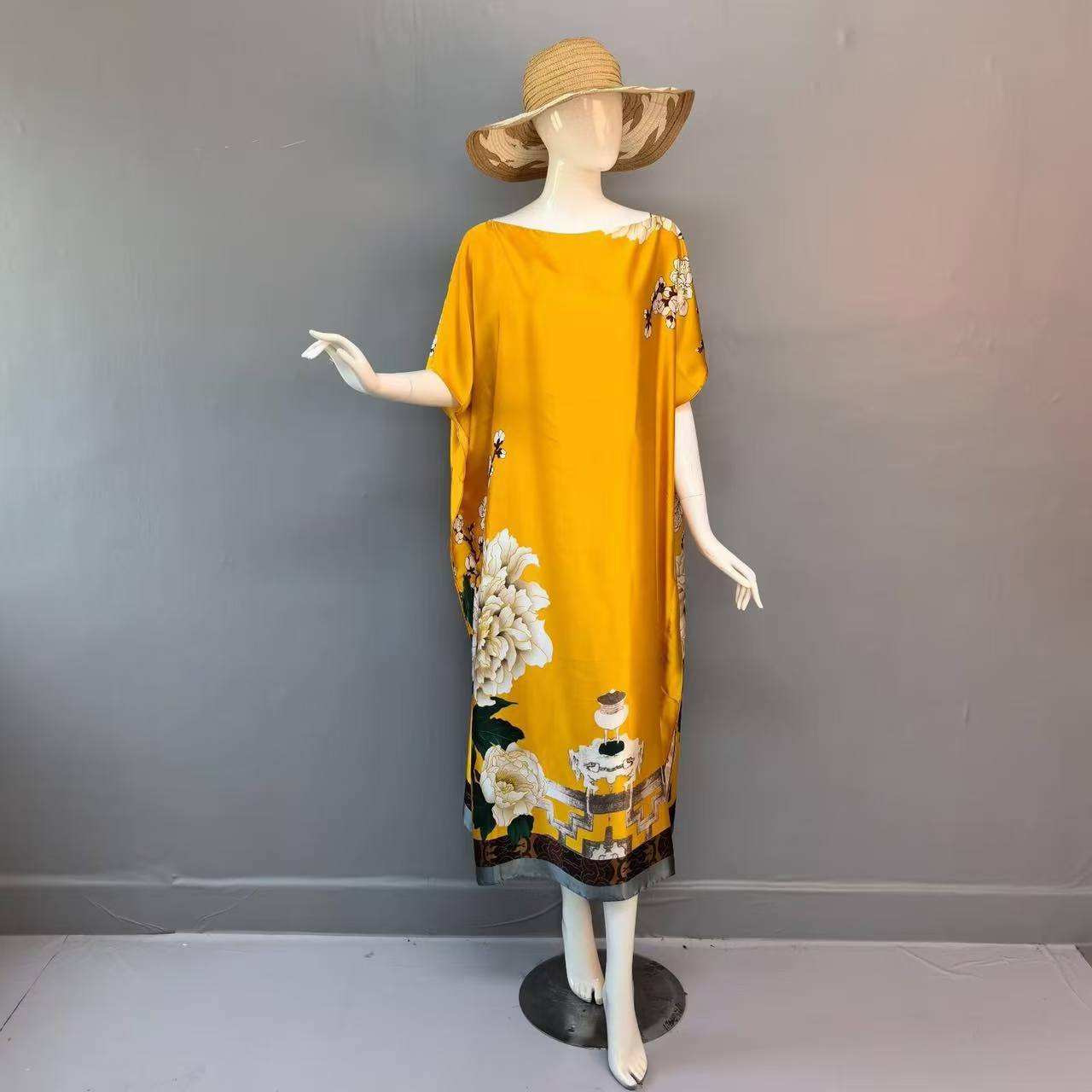 Peonía sobre fondo amarillo