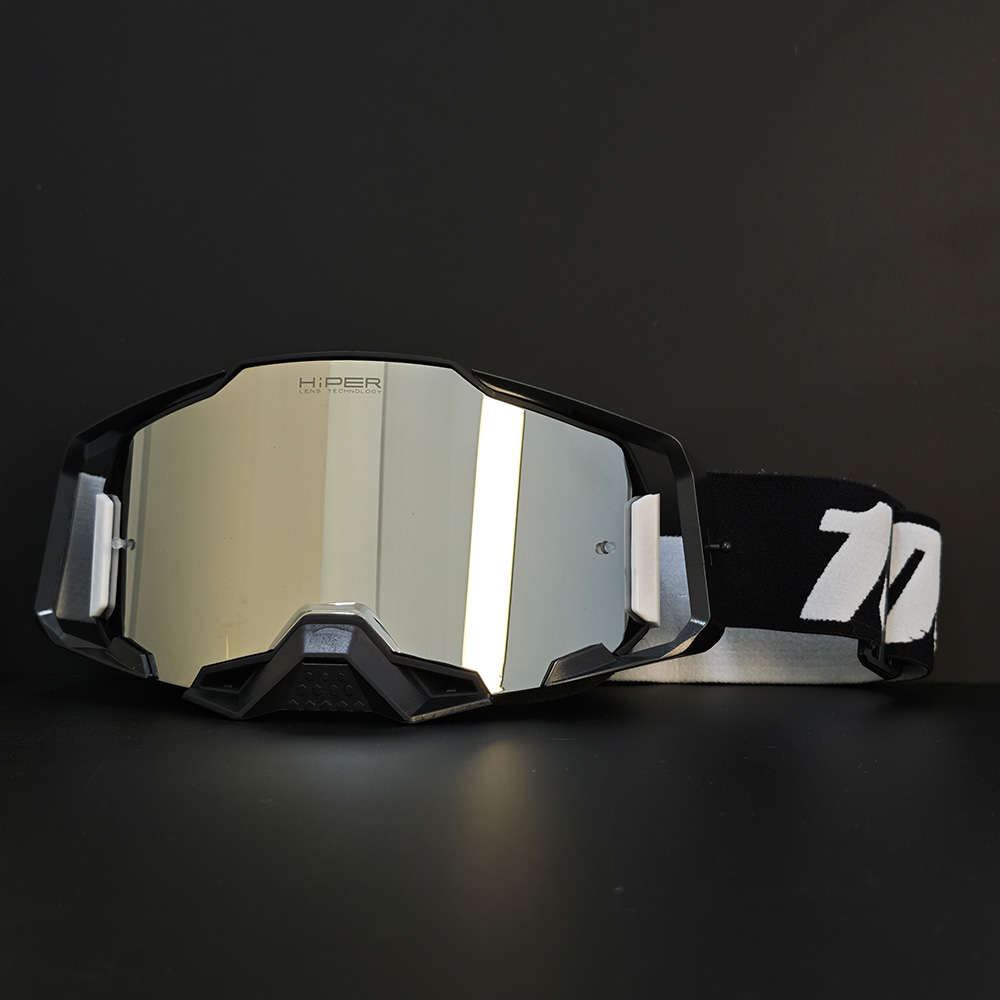 Gafas con montura negra y lentes plateadas.