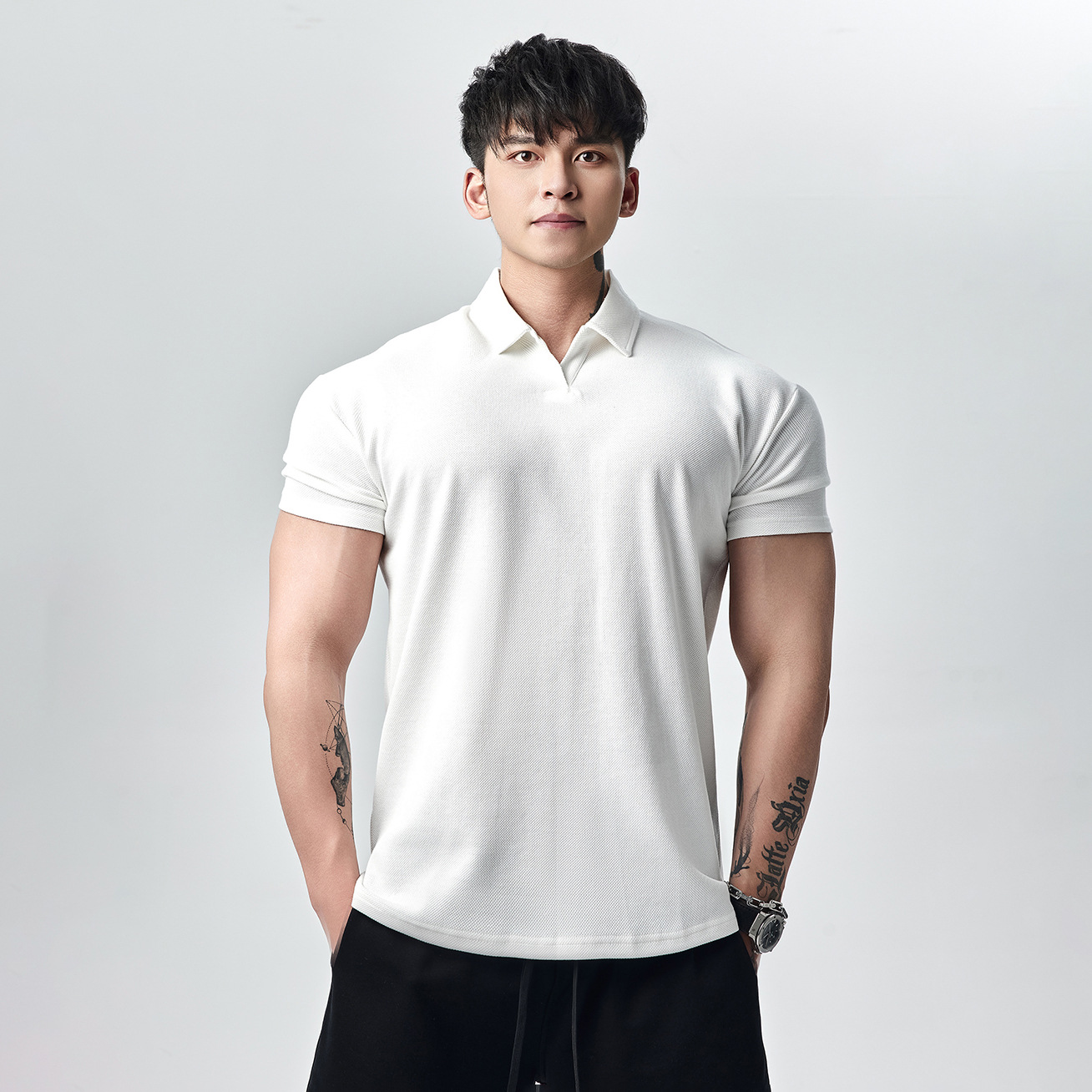 เสื้อโปโลสีขาวแขนสั้นไม่มีกระดุม