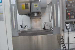 Dikey işleme merkezi CNC <span class=keywords><strong>4</strong></span> eksen Metal freze makinesi VMC 855 yüksek kaliteli tayvan dikey işleme merkezi