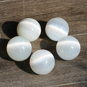Doğal selenit fas şeffaf alçı kristal top cilalı Feng Shui enerji taşı küp şeklindeki ham taş selenit küre - Product Image 2