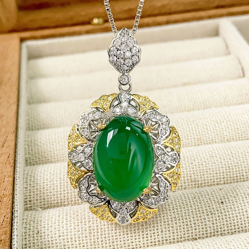 Pendentif calcédoine verte avec chaîne vénitienne