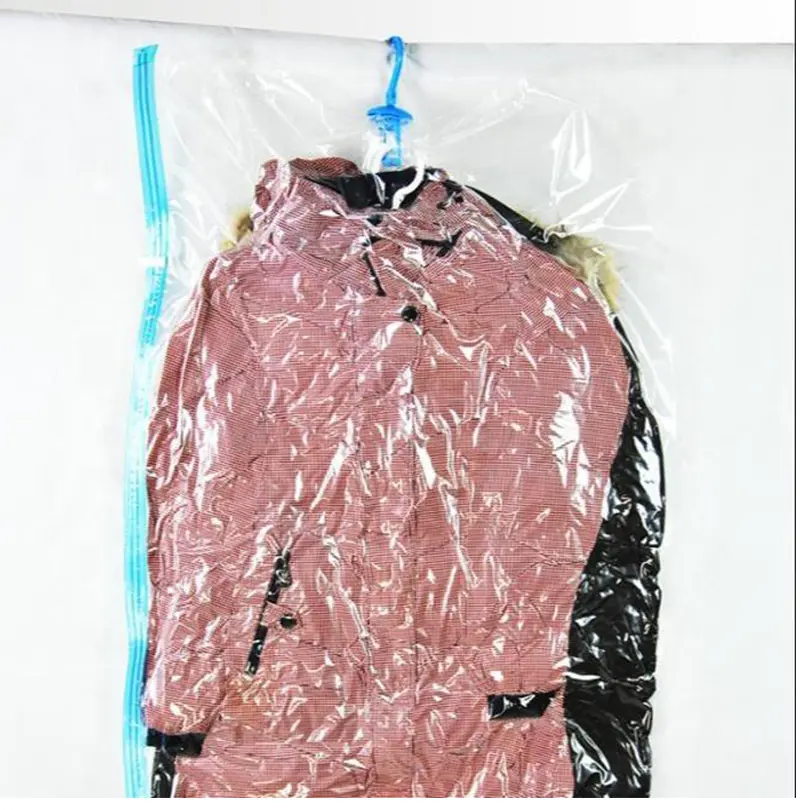 Yuyaoの工場では、衣類を損傷せず、しわのない状態に保つために、吊り下げ式の圧縮収納バッグを製造しています