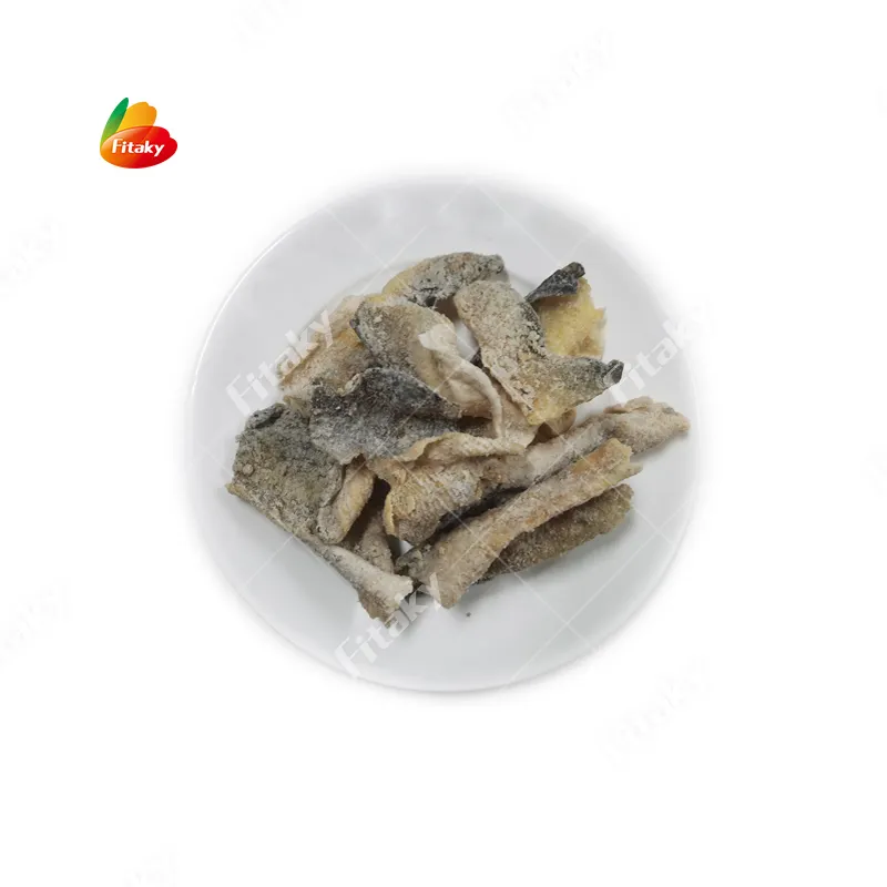 Sıcak satış Halal somon cilt cips çıtır balık cilt aperatif lezzetli kurutulmuş balık cilt