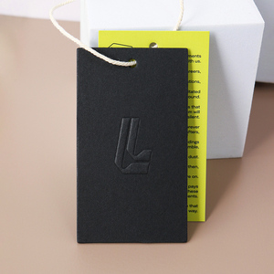 Luxo Reciclável Personalizado Com Corda Swing Tag Corda Em Relevo Pendurar Tags Preto Uv Impressão Papel Pendurar Tag para Roupas de Moda