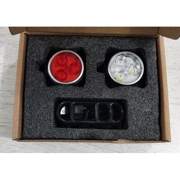 Luz roja y blanca, embalaje en caja de papel kraft.