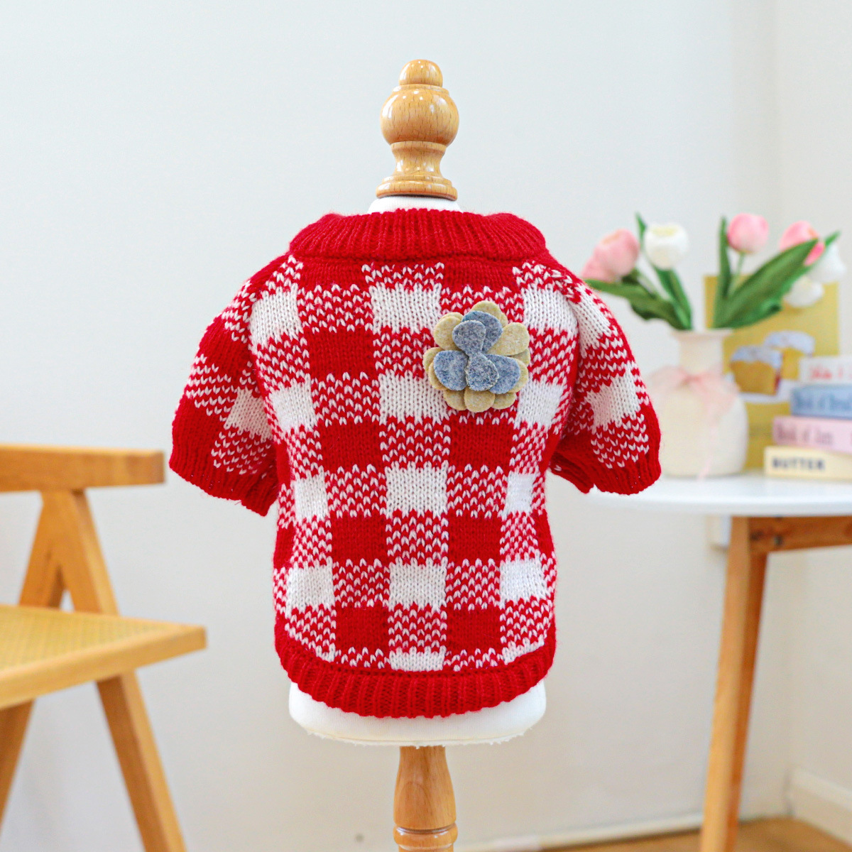 Jersey de color rojo y blanco con flores