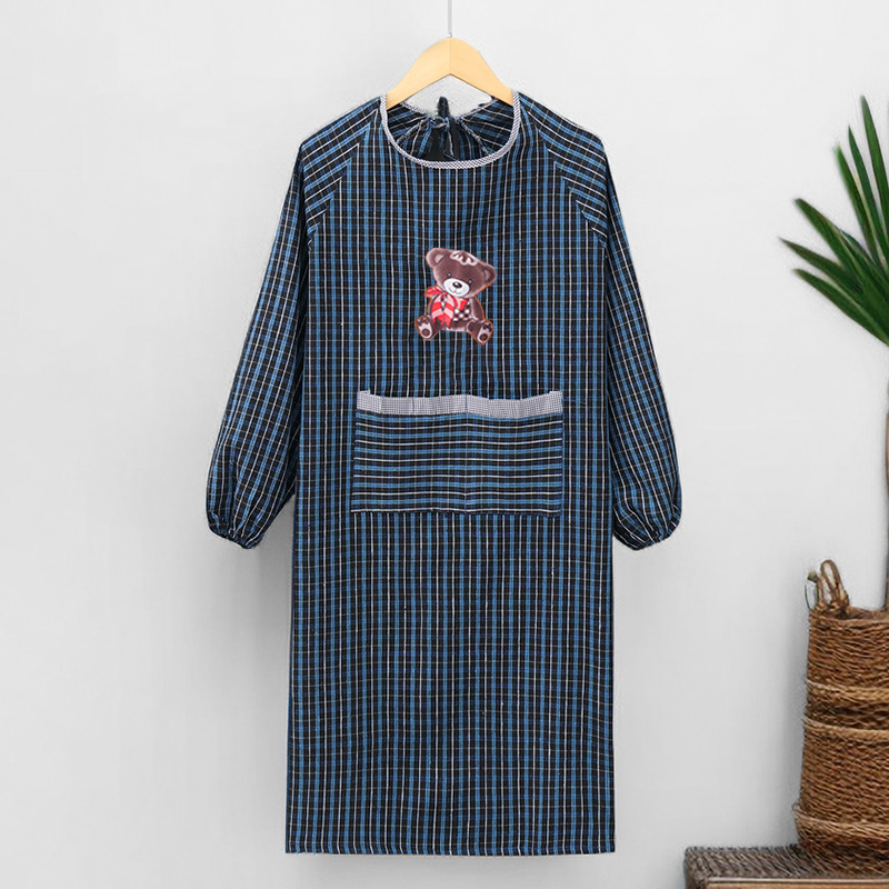 Bufanda roja de algodón a cuadros con diseño de osito y patrón de cuadros azules.