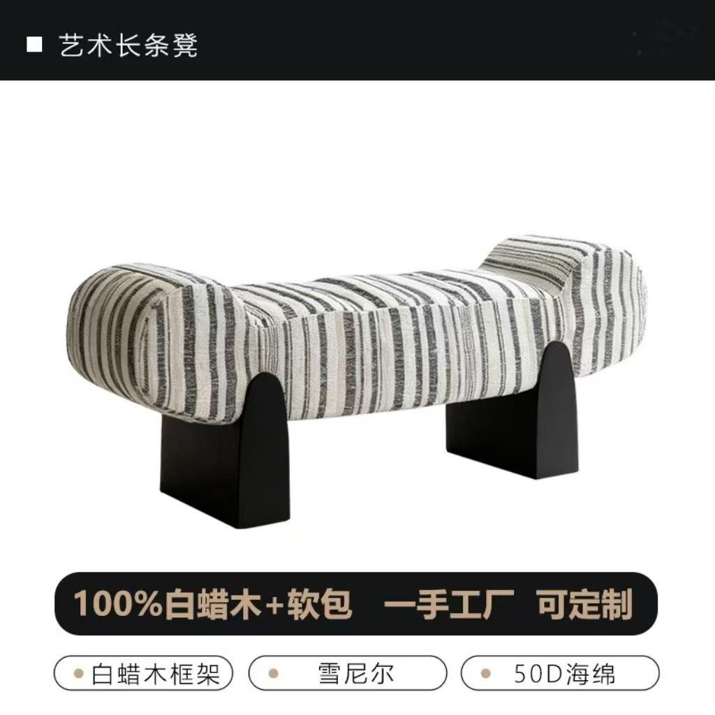 Chenilla a rayas rojas y blancas sobre madera de fresno.