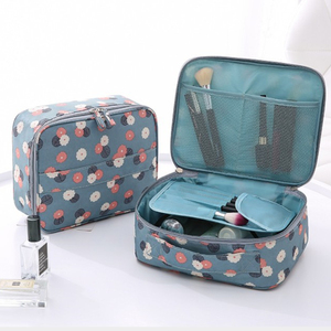 Nouvelle tendance sac cosmétique à imprimé floral avec logo personnalisé trousse de toilette de voyage en <span class=keywords><strong>nylon</strong></span> pour hommes fermeture à glissière trousse de maquillage en gros