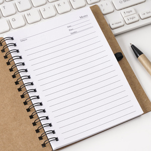 Kraft Kleines Notizbuch mit Stift halter und Laschen Gefüttertes Spiral-Notizbuch Seiten markierung Farbige <span class=keywords><strong>Index</strong></span>-Register karten Business Pocket <span class=keywords><strong>Notebook</strong></span>