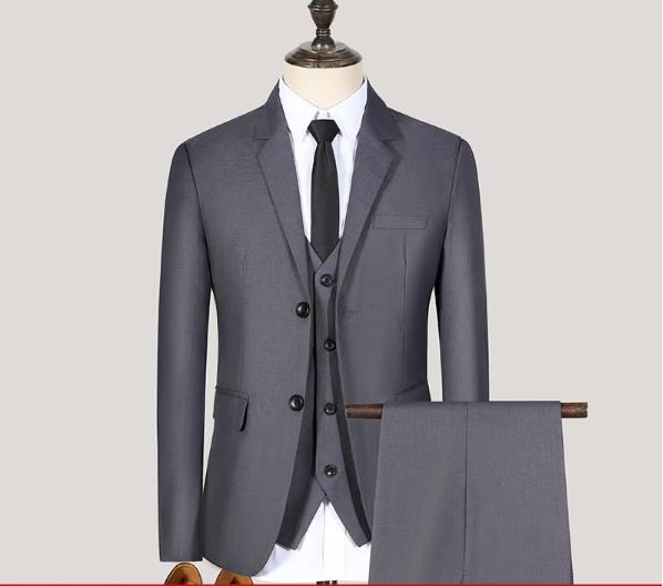 Ensemble veste grise à deux boutons, chemise et pantalon.