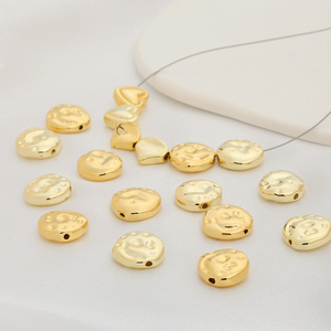 Cuentas sueltas de color dorado con forma irregular para decoración, Cuentas planas con forma de sobre de latón, con patrón oscuro, para manualidades - Product Image 1