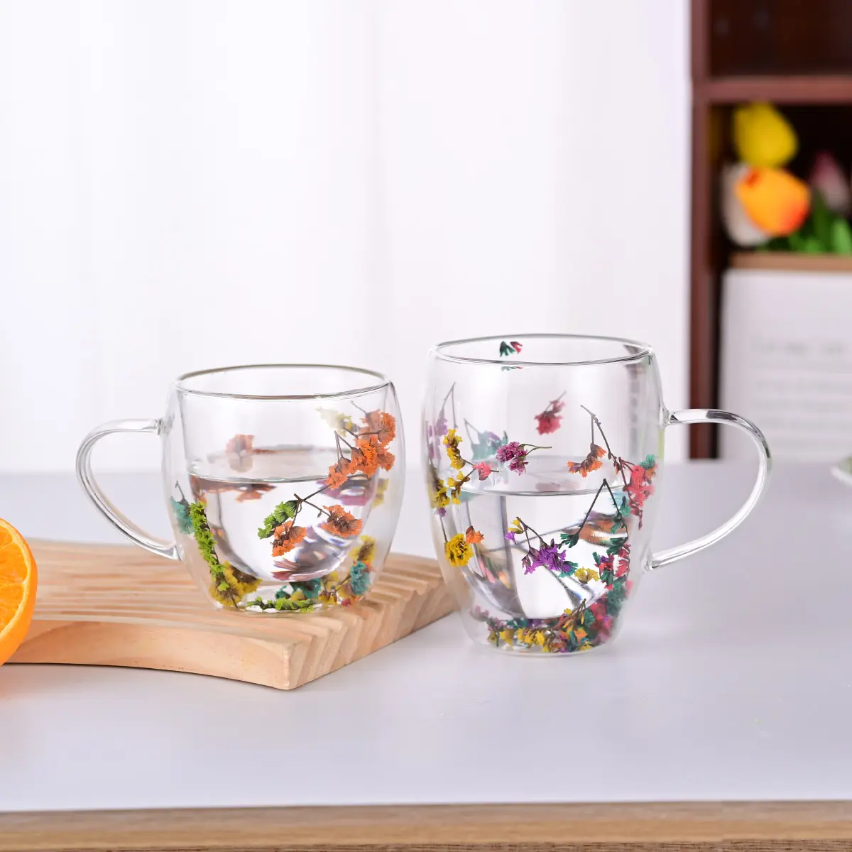 Taza de vidrio de borosilicato de pared doble alto de 350ml de diseño creativo con flor seca