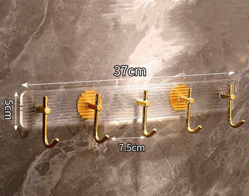 ตะขอสีทองห้าอัน