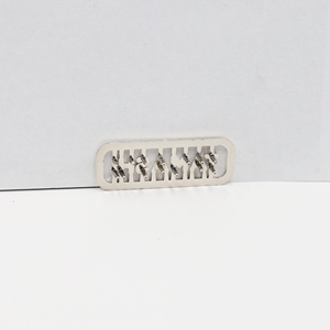 Kim Loại Riêng Biệt Nhãn Bền Chia Nhãn Tùy Chỉnh Logo Thương Hiệu Tùy Chỉnh Hình Dạng Rắn Có Thể Giặt Thẻ Kim Loại Cho Ví - Product Image 1